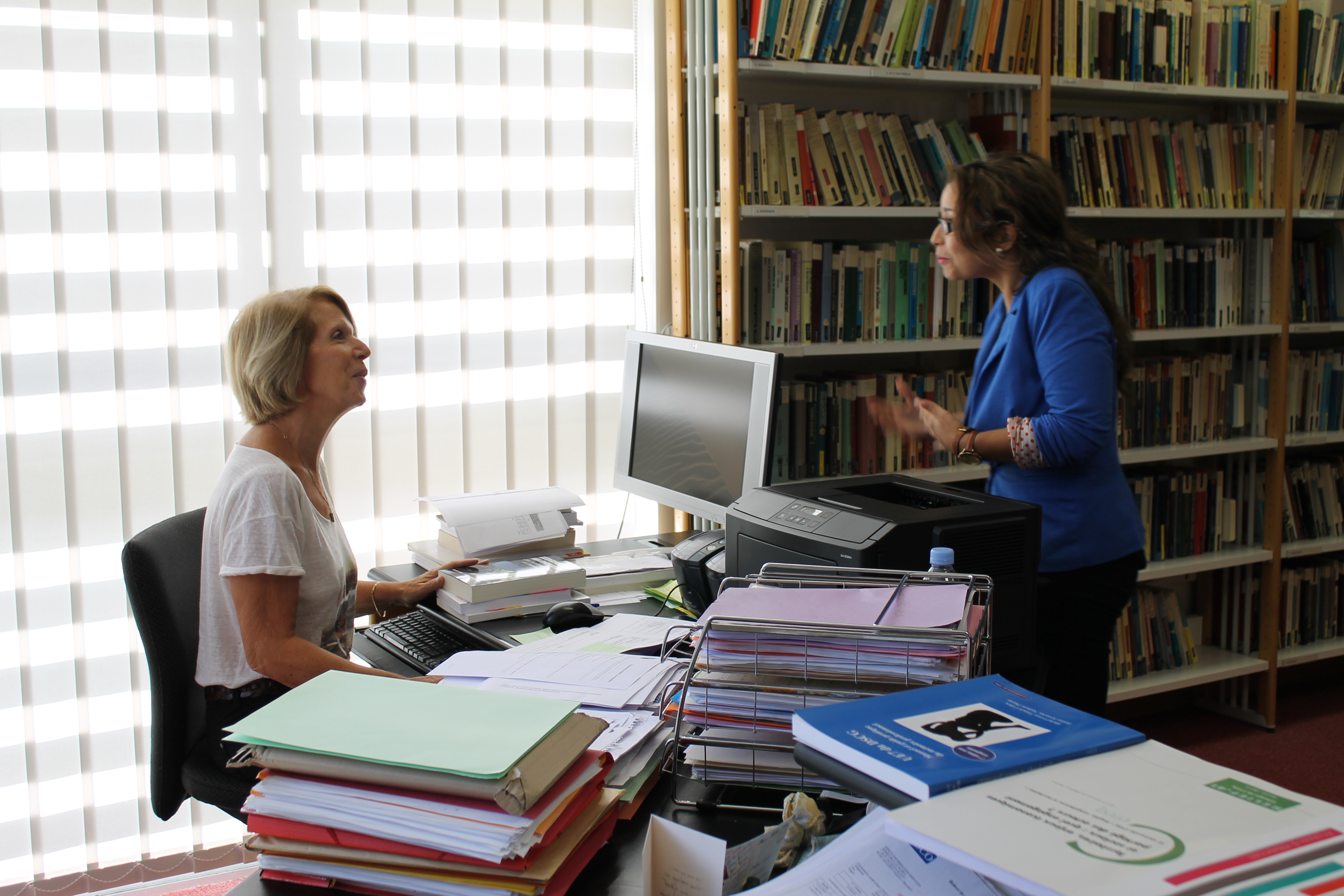 femme parlant dans un bureau